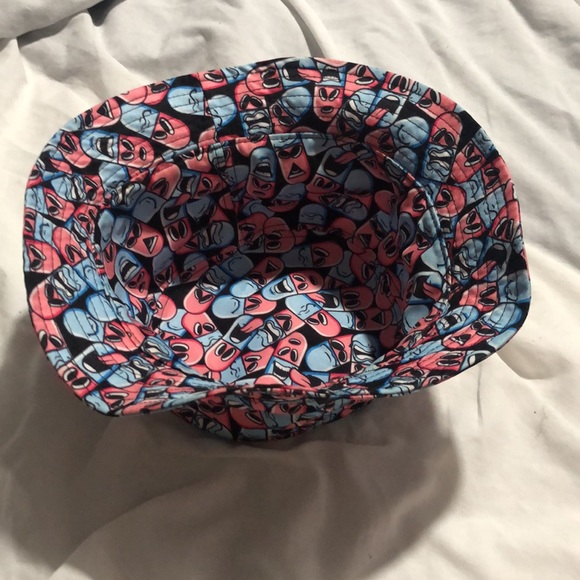 *AWESOME* Pill Bucket Hat in Blue and Pink - Picture 6 of 9